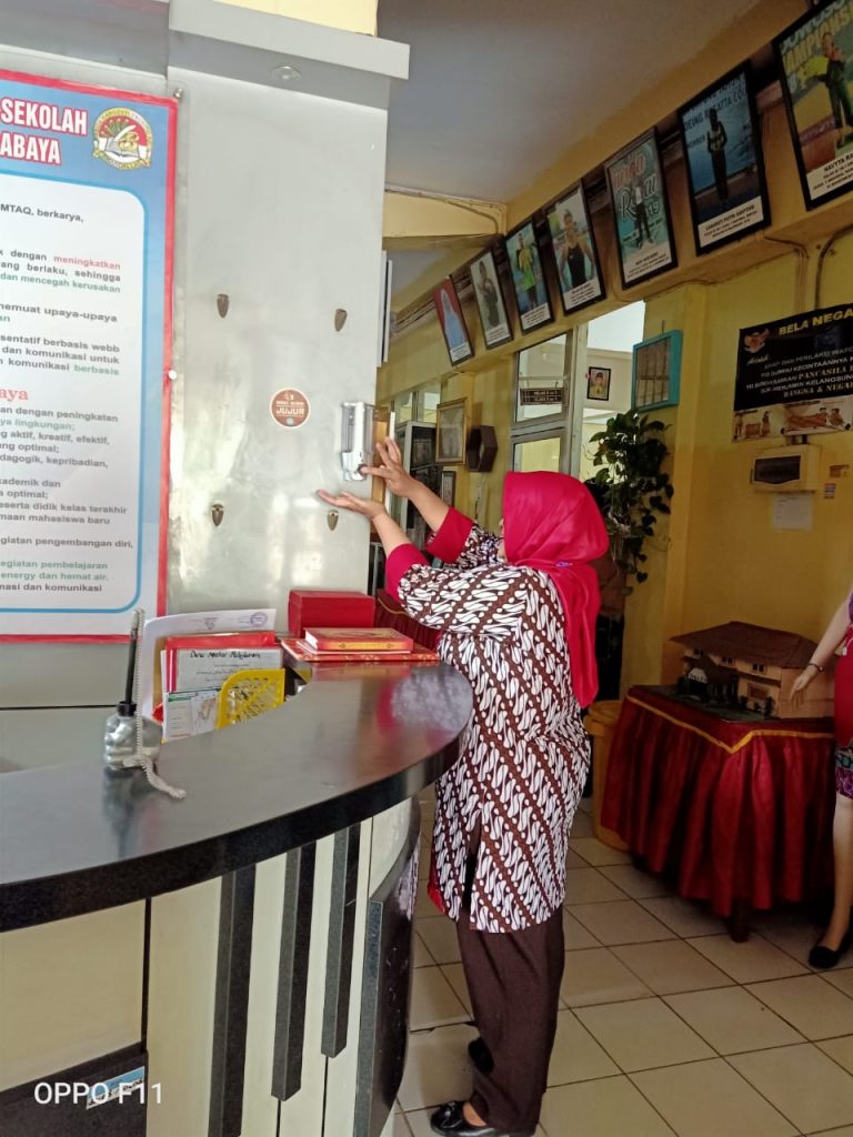 Pencegahan Penularan COVID-19 di lingkungan SMAN 18 Surabaya