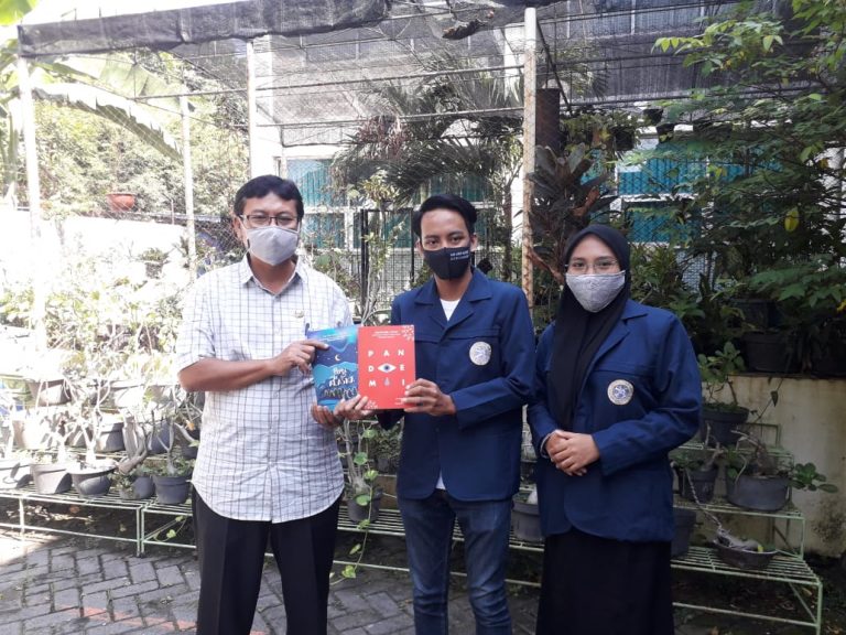 Sumbangan Buku dari Alumni SMAN 18 Surabaya