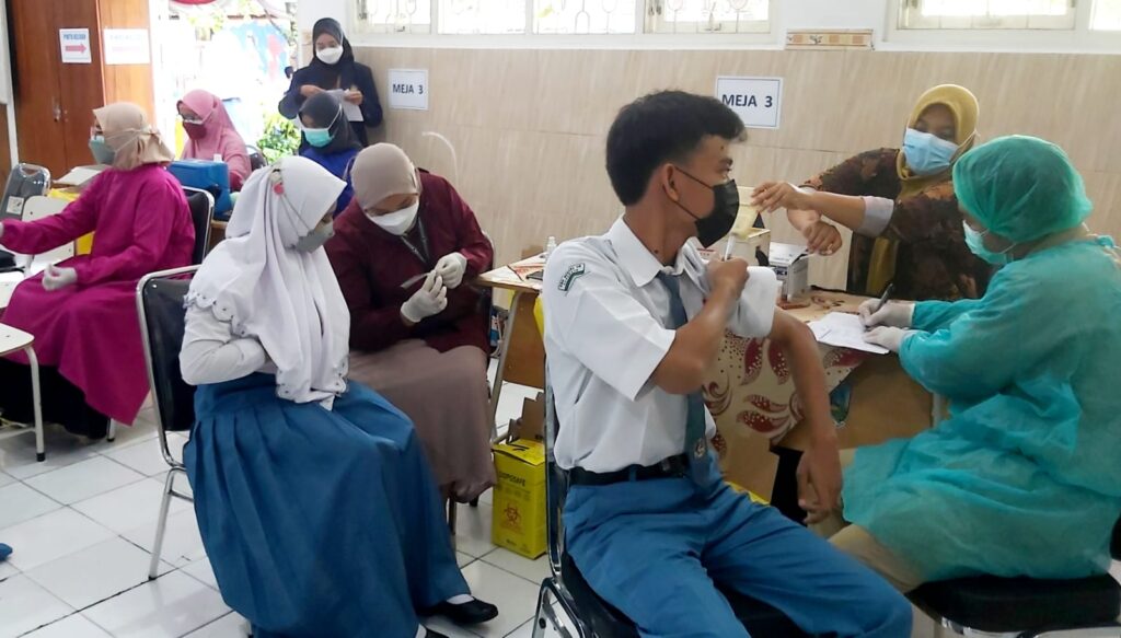 Biar Tidak Was-Was Ikuti PTM, SMAN 18 Surabaya Gelar Vaksinasi Untuk Sejumlah Siswa