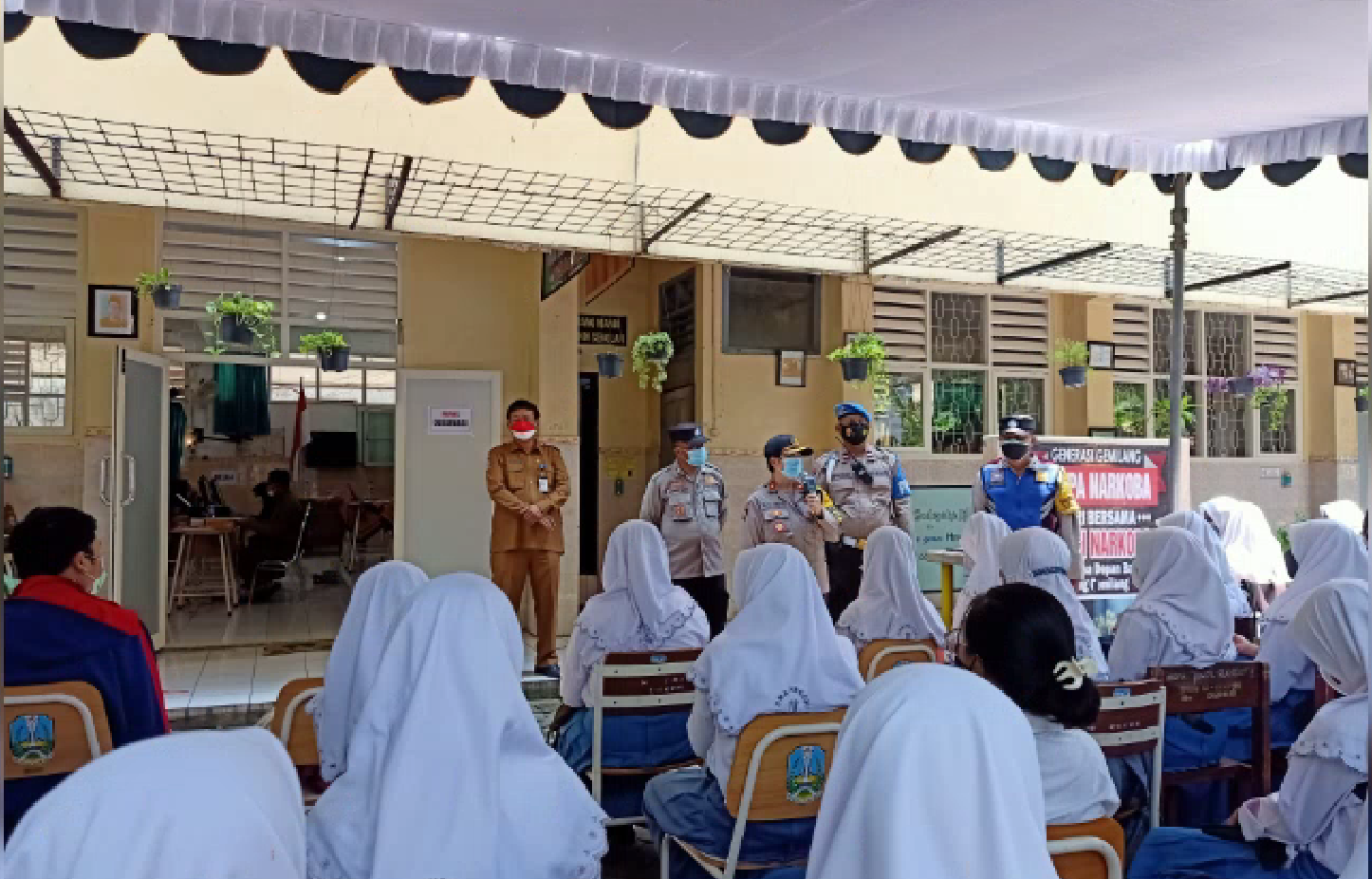 SMA Negeri 18 Surabaya Lakukan Vaksinasi Ke-2