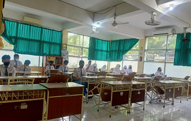 Hari Pertama PTM Terbatas di SMA Negeri 18 Surabaya